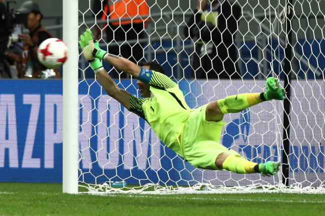 Claudio Bravo saves all penalties, Portugal 0-0 (AET) Chile (pens. 0-3)