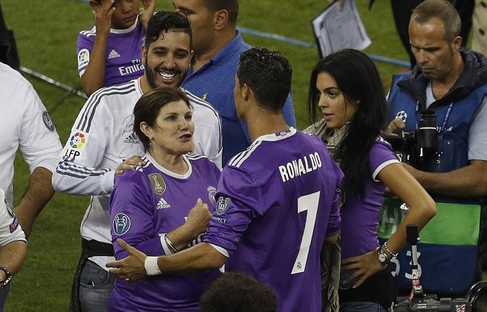 Georgina Rodriguez Cristiano Ronaldo Jr / Cristianoronaldojr Recherche Sur Twitter : Ronaldo bu tavrıyla ilişkisini ilan etmiş olurken, georgina rodriguez dünyanın en çok konuşulan kadınları arasına girdi.