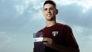 Oscar Receives Sofascore’s Player of the Season Trophy