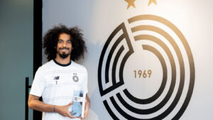 Estrelas do Futebol Mundial Mostram Seus Troféus de Jogador da Temporada