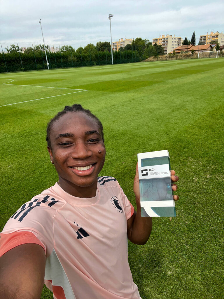 Player of the Season trophy, Melchie Dumornay, Olympique Lyonnais