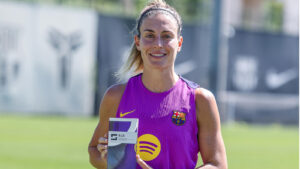 Alexia Putellas Mostra Seu Troféu Sofascore Player of the Season
