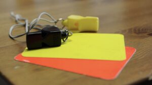 Cartellino Giallo vs. Cartellino Rosso: qual è la Differenza?