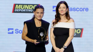 Claudia Pina recebe prêmio do Sofascore na Gala Femenina do Mundo Deportivo